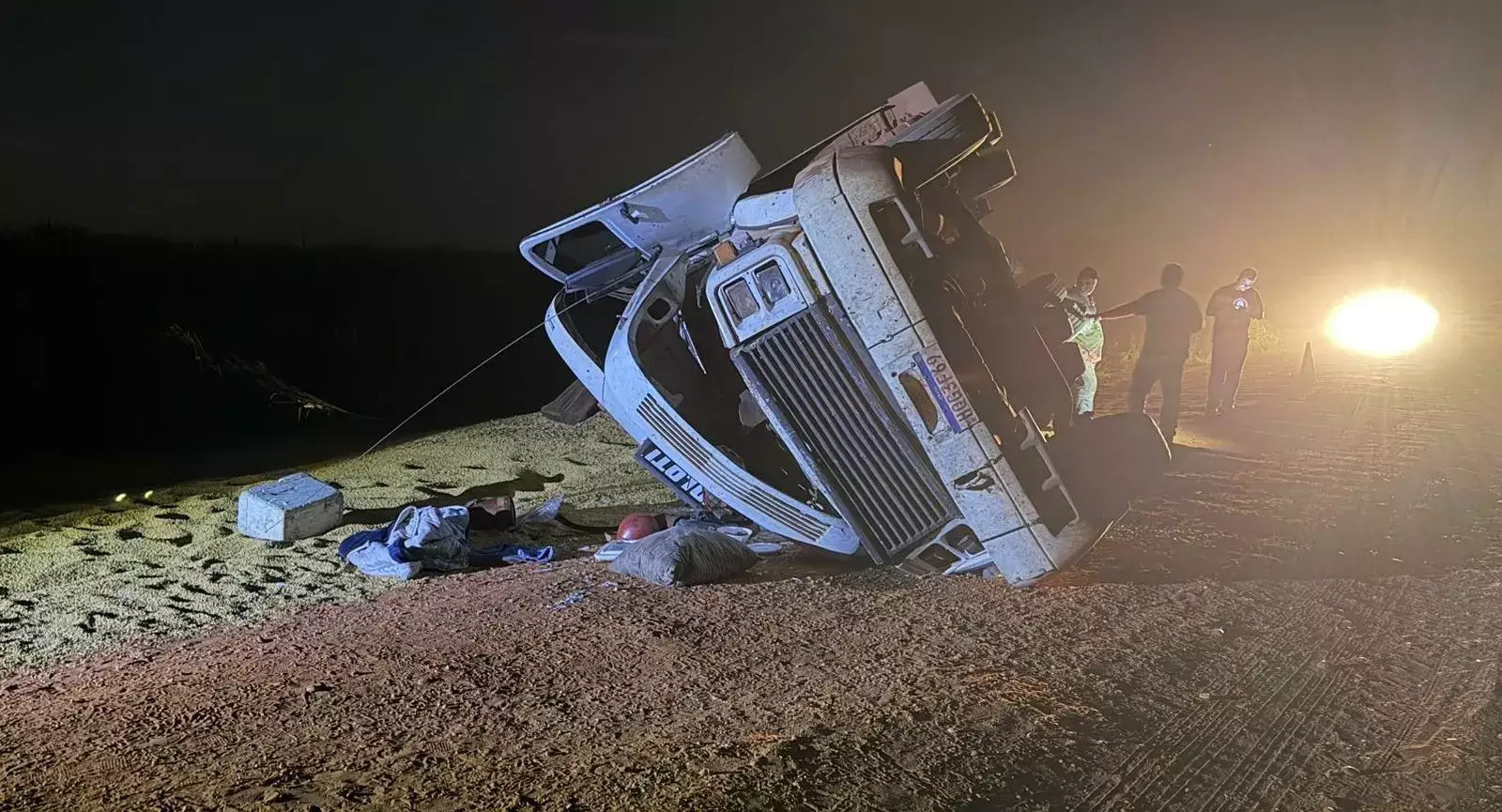 Carreta carregada com soja tomba em trecho sem asfalto da MS-134 em Batayporã