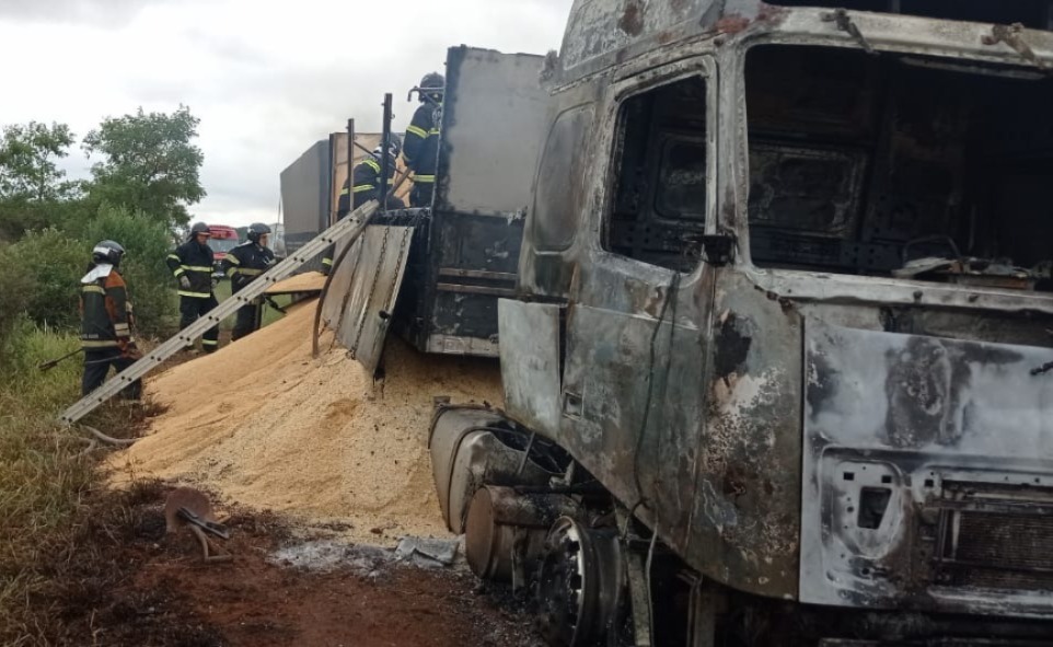 Carreta carregada com farelo de milho pega fogo na BR-163 em Naviraí