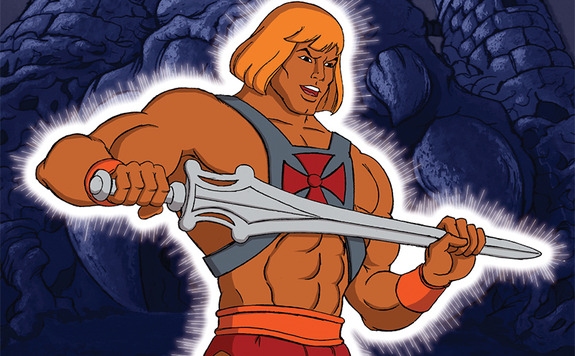 Com espeto atravessado na camiseta, homem imita "He-Man" em bar e acaba na delegacia