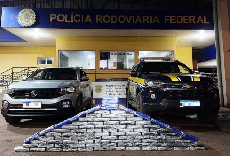 Militar e esposa usam neto de 9 anos e cachorro como desculpa e são flagrados com cocaína