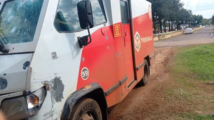 Bando ataca carro-forte na fronteira com MS, mas blindagem resiste