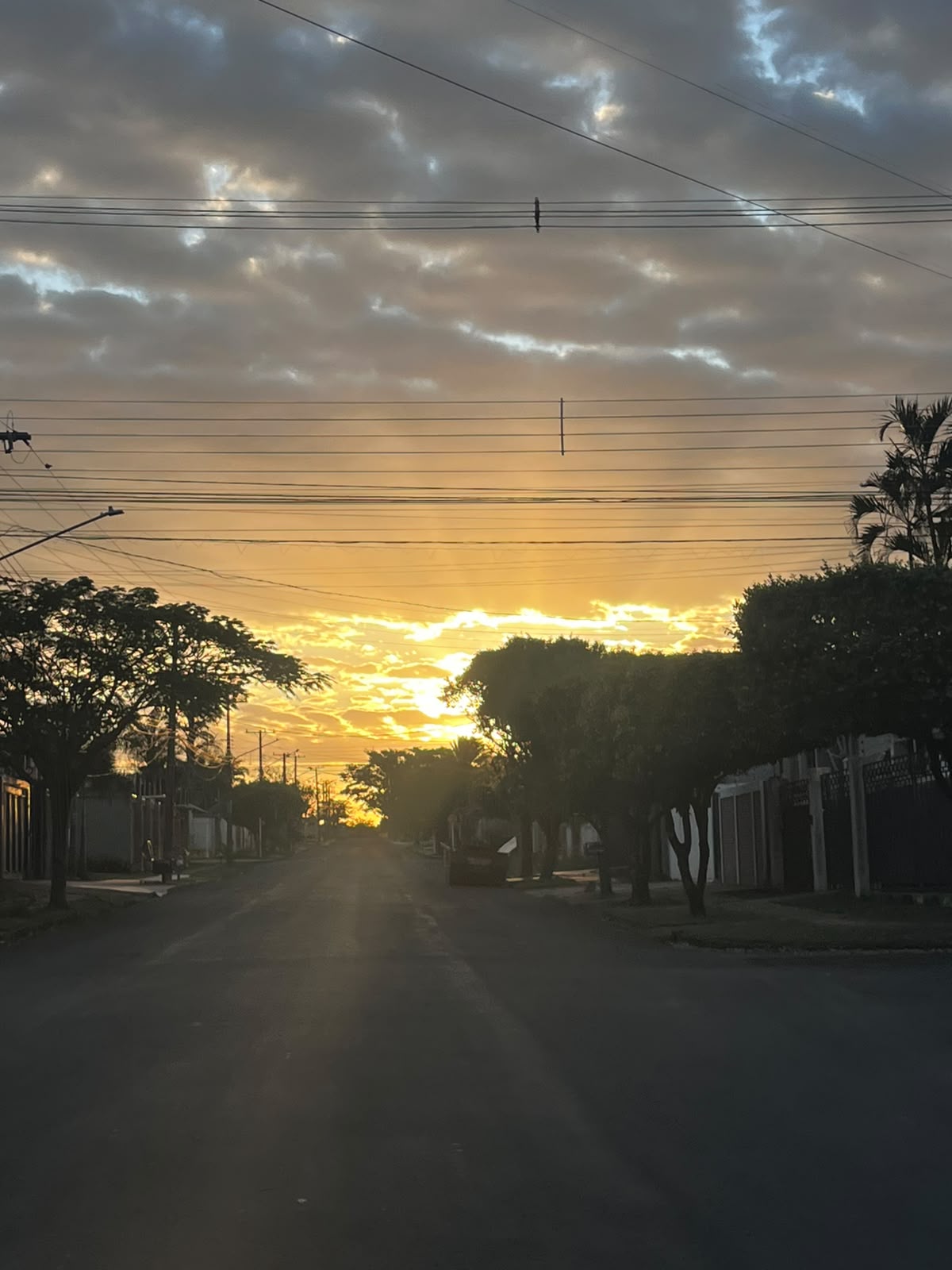 Tempo firme e calor predominam em Naviraí neste sábado; fim de semana será de sol e sem previsão de chuva