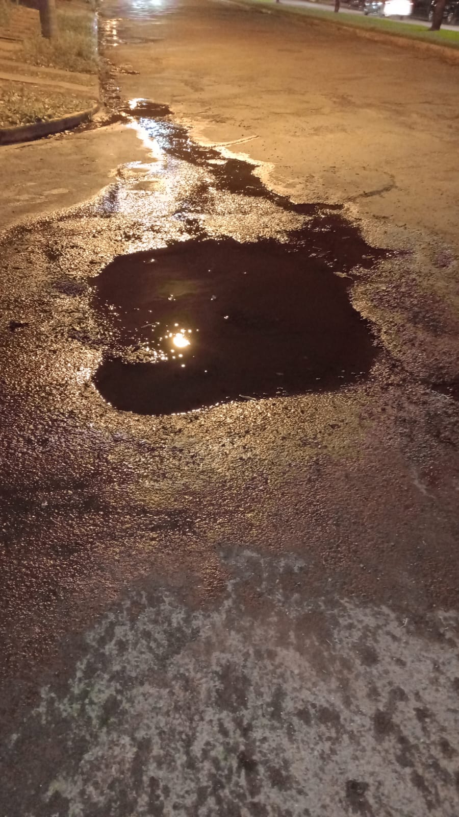 Moradores denunciam vazamento de esgoto e mau cheiro no Royal Park, em Naviraí