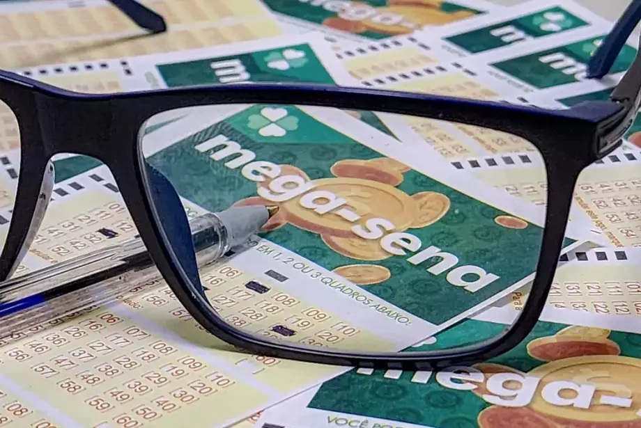 Ninguém acerta as seis dezenas e Mega-Sena acumula em R$ 165 milhões