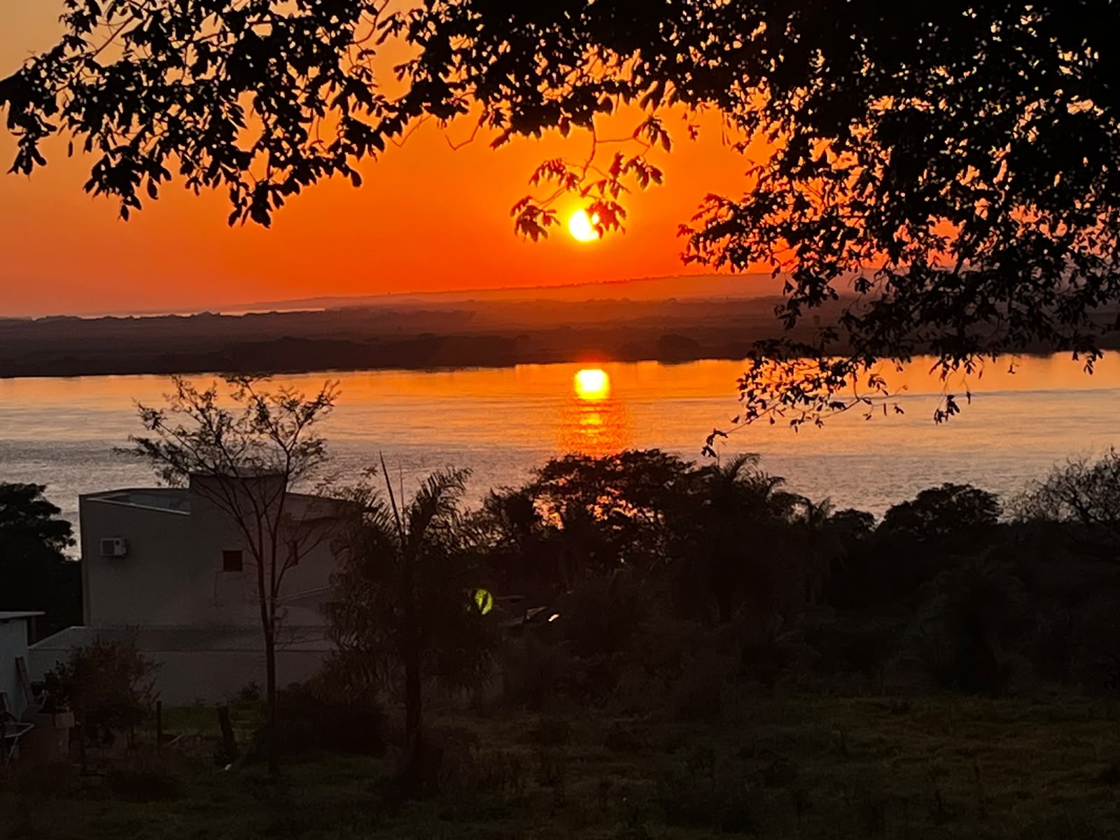 Fim de semana terá calor e tempo firme em Naviraí, mas mudança no tempo já é esperada na próxima semana