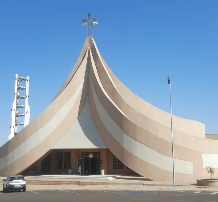Homem é detido após profanar objeto religioso e agredir segurança em Naviraí