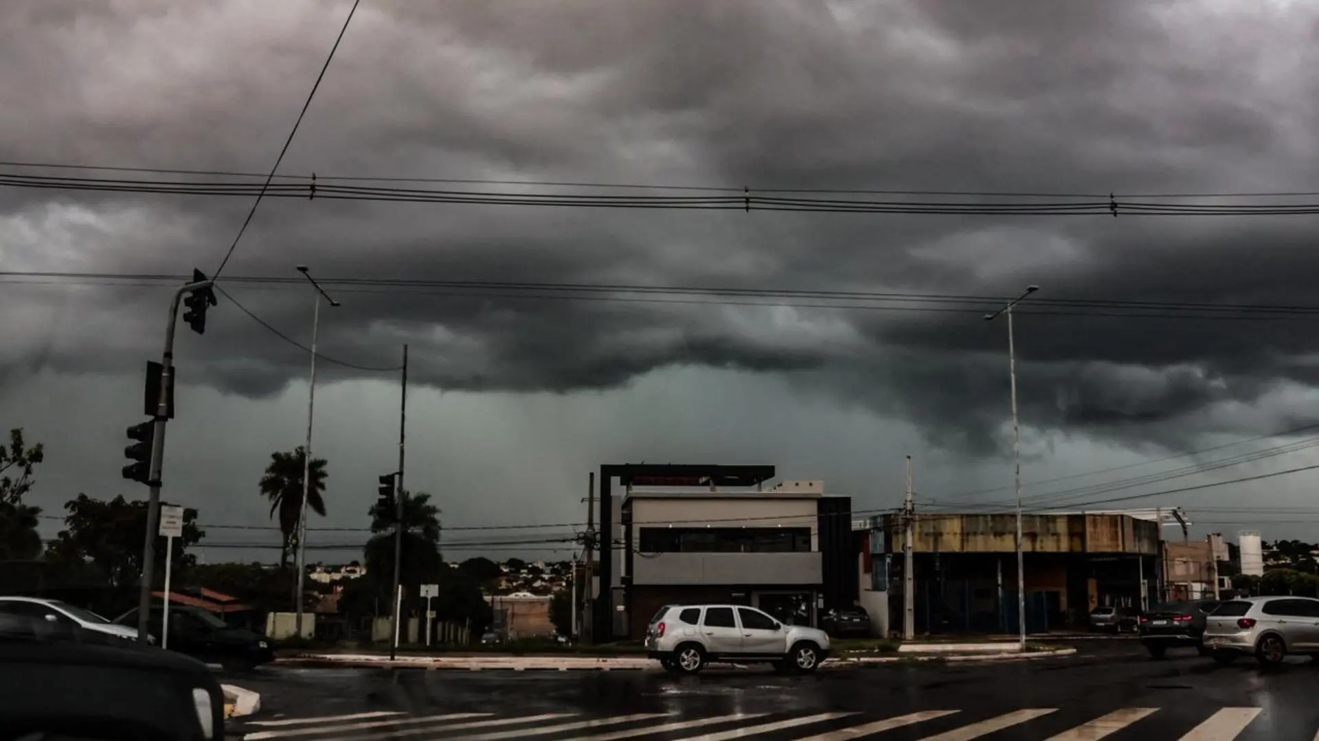 Naviraí e cidades do sul do estado entram em alerta vermelho para tornados e tempestade com granizo