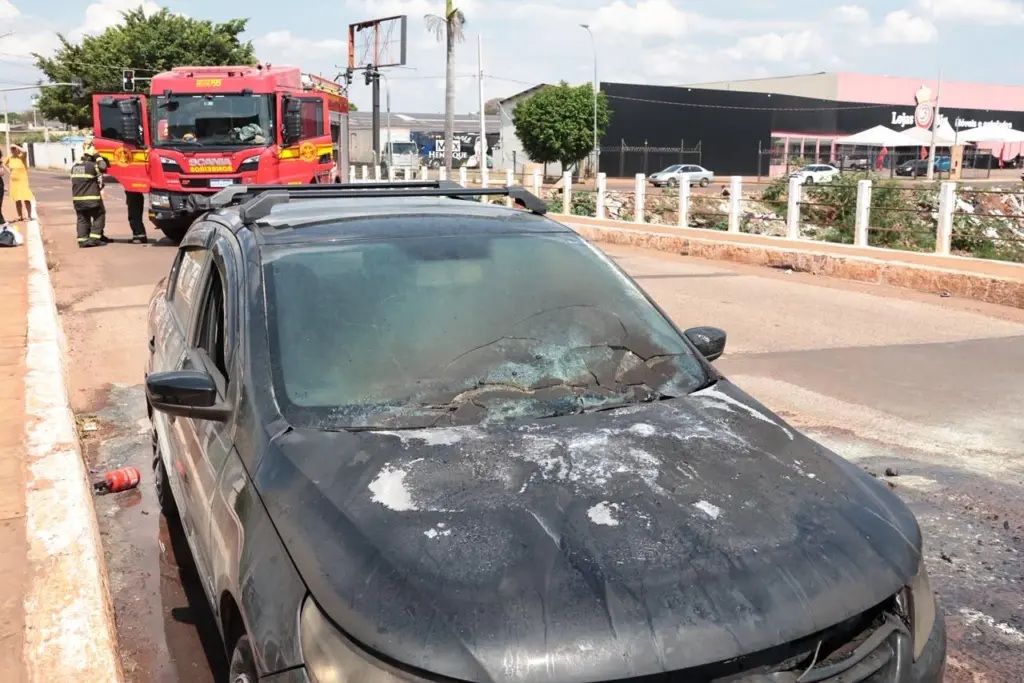 Passageiro pula de carro em movimento após veículo pegar fogo