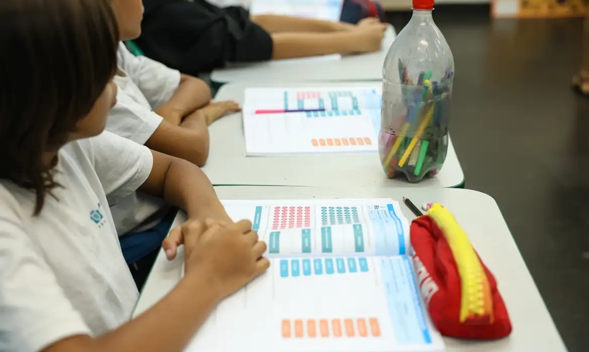 Programa de bolsas vai incentivar formação para a educação básica