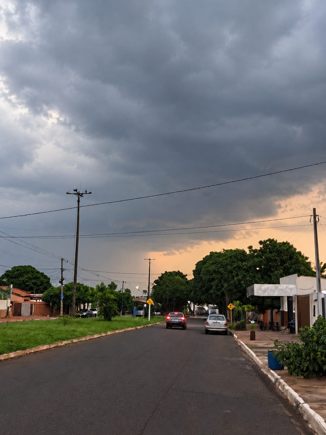 Calor dá lugar à chuva e possibilidade de temporais nesta terça-feira em Naviraí