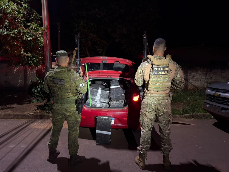 PF e BPFron prendem duas pessoas com 329 kg de maconha