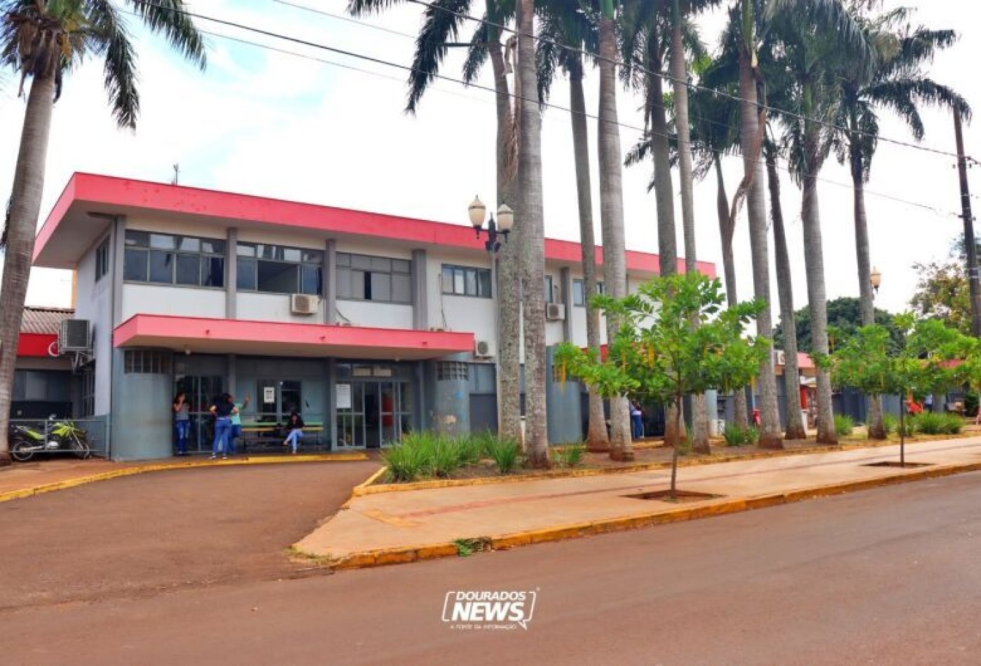 Mulher morre após perder controle de moto e bater em árvore