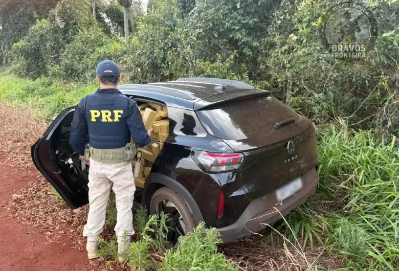 Traficante abandona veículo com 1,2 tonelada de maconha na BR-060